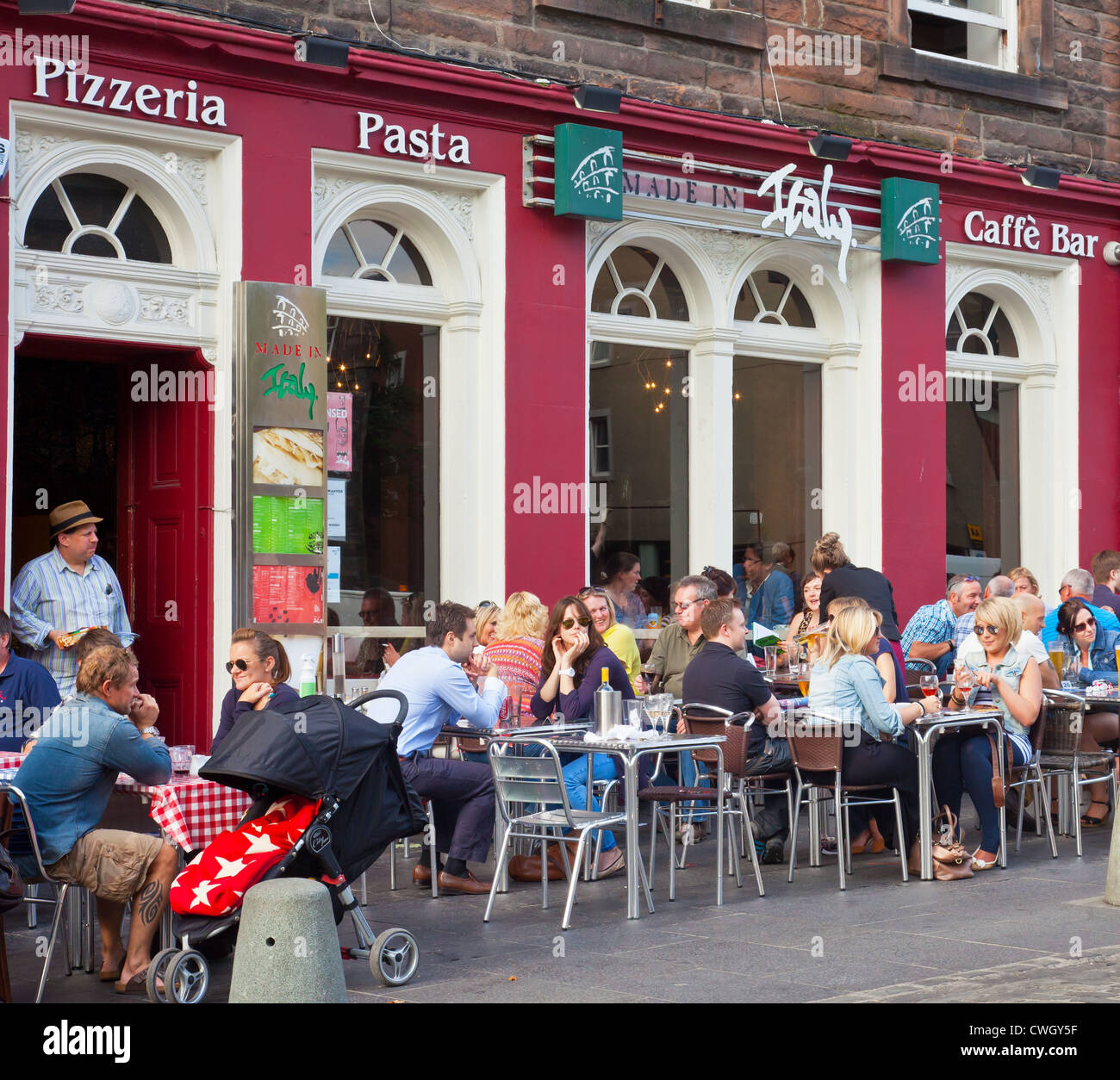 Patrons outside Made in Italy, a Pizzeria caffe bar restaurant in the Grassmarket area of Edinburgh's Old Town. Stock Photo