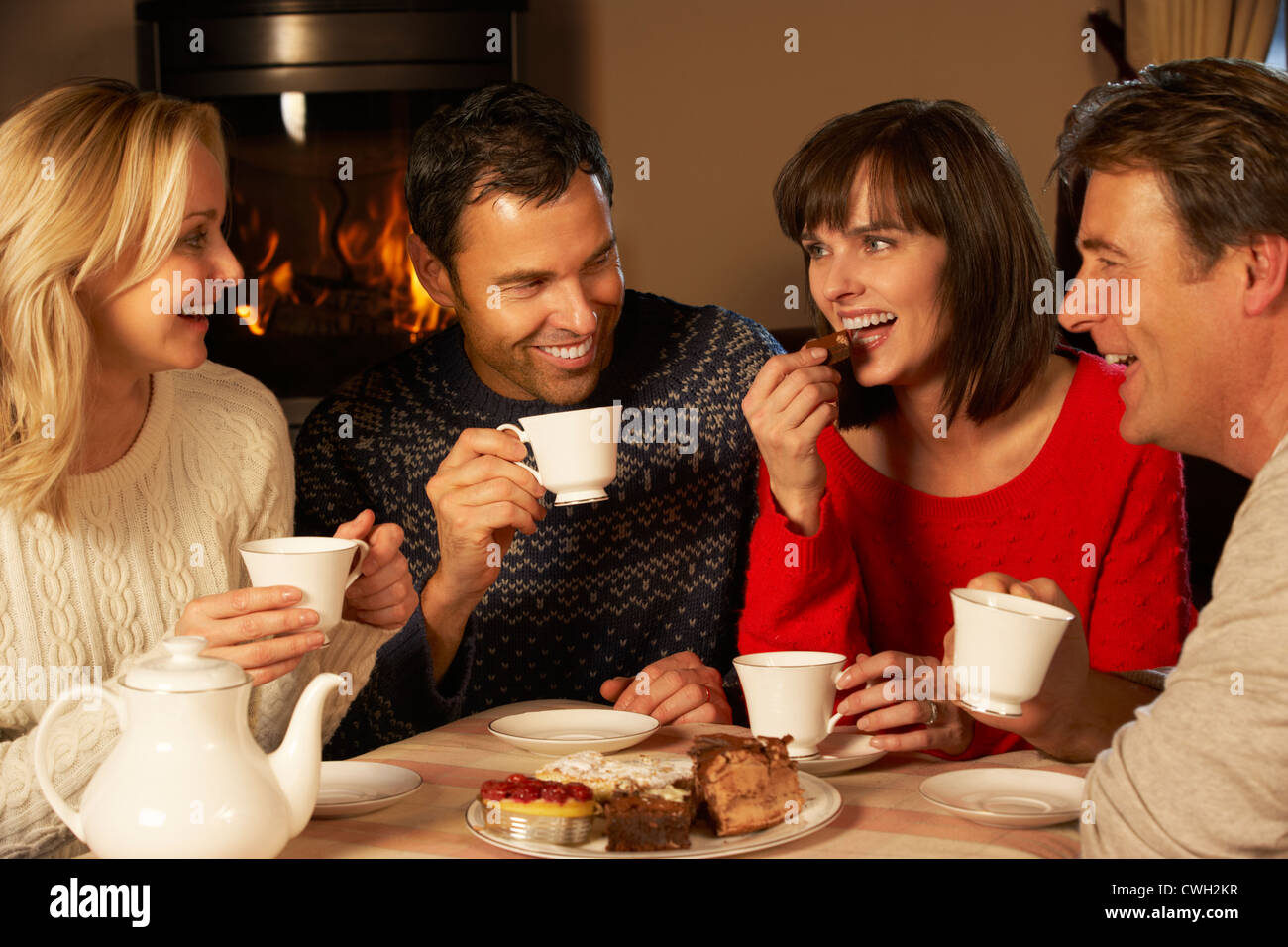 семейное застолье. в гостях у приятеля. дружеское застолье. гости за столом. этикет в гостях.