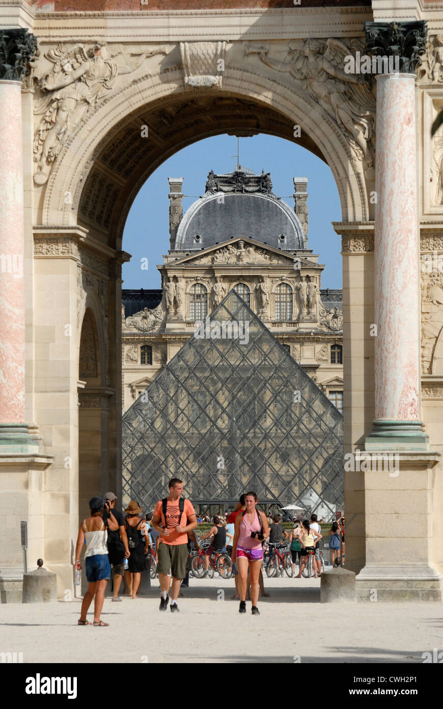 Paris, France. Jardins des Tuileries. The Louvre seen through the Arc de Triomphe du Carrousel Stock Photo