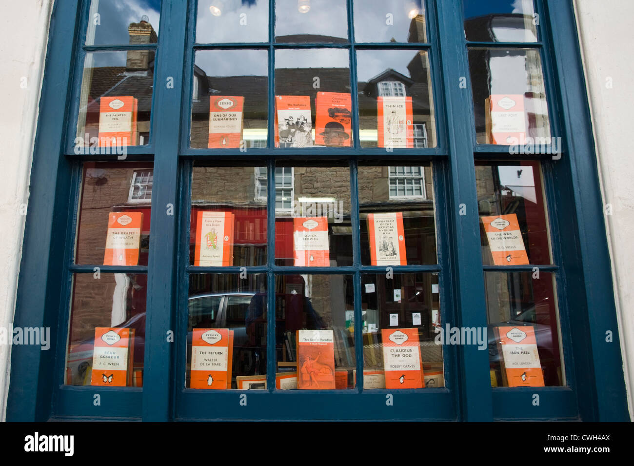 Penguin books display in window of bookshop in Hay on Wye, Powys, Wales, Cymru, UK Stock Photo