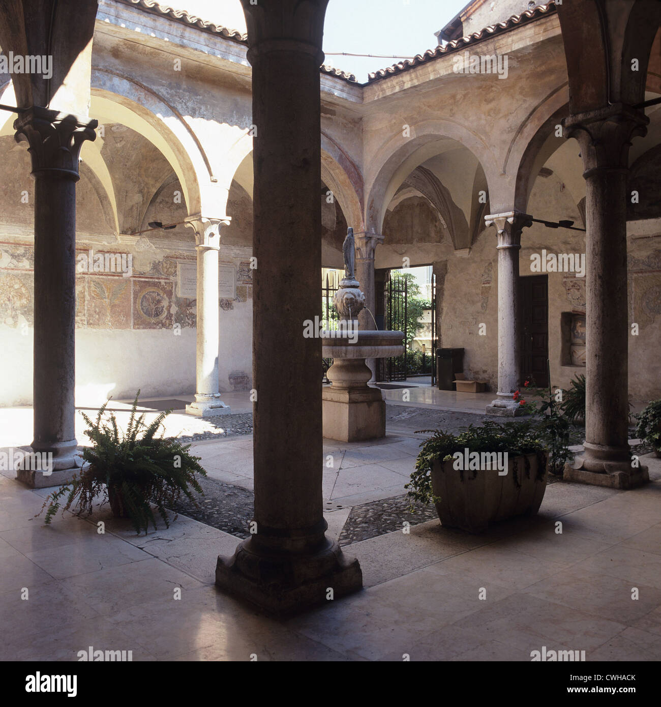 Brescia: cloister of the church of San Francesco d'Assisi Stock Photo