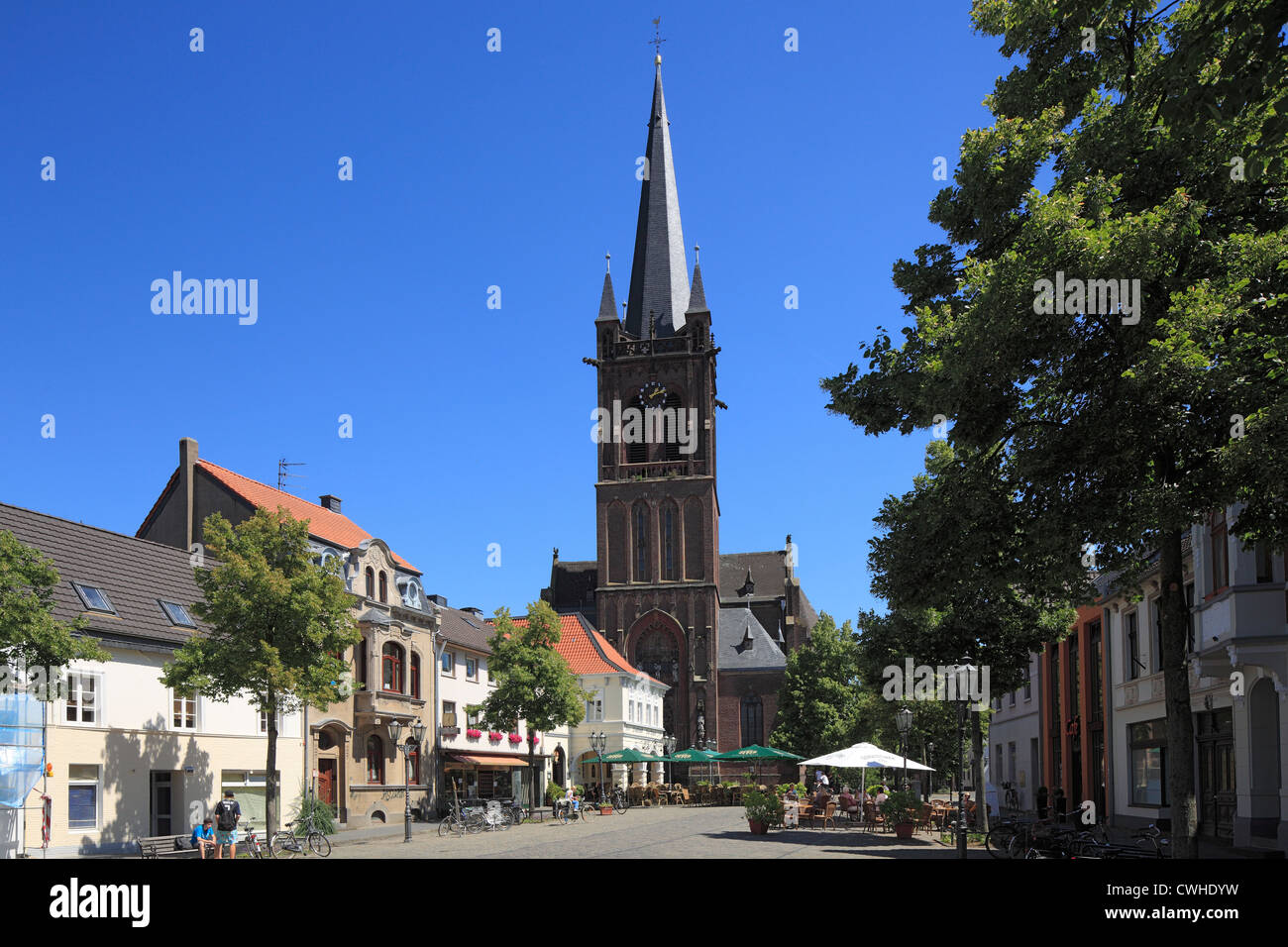 Marktplatz mit Cyriakuskirche und Hotel Zur Rose in Krefeld-Huels, Niederrhein, Nordrhein-Westfalen Stock Photo