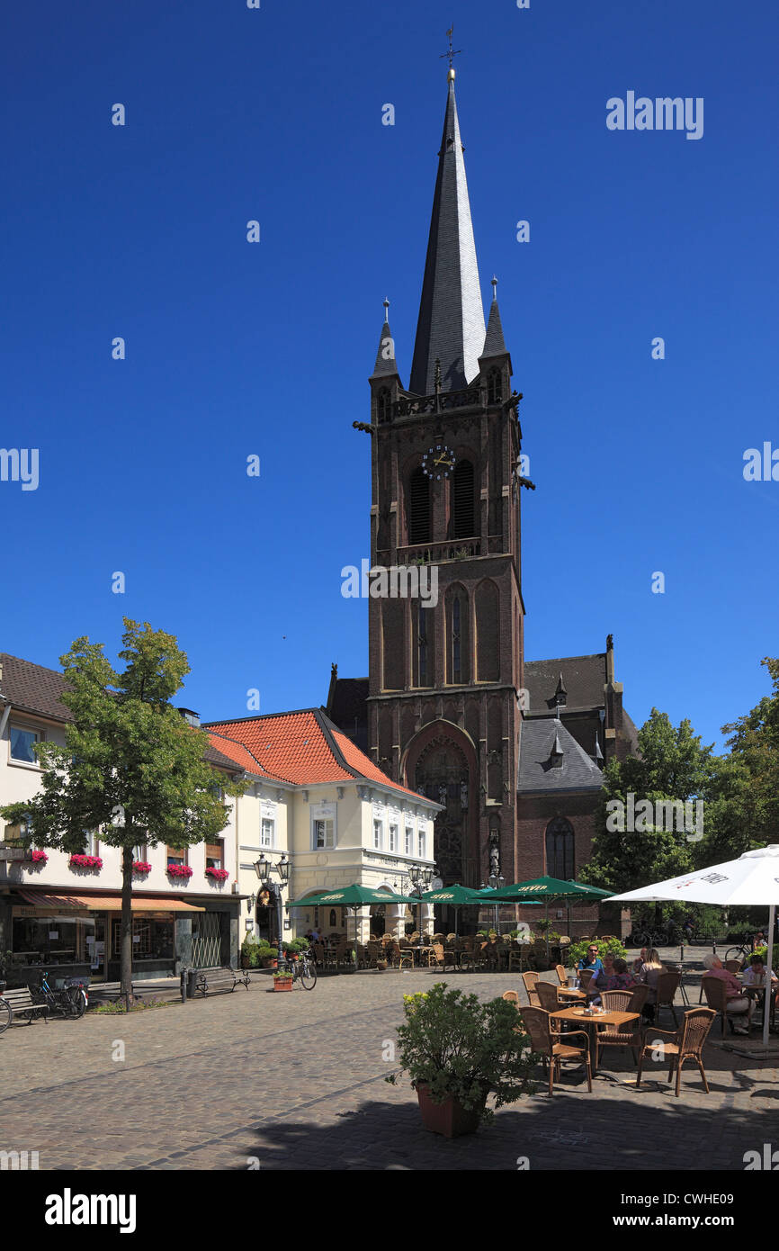 Marktplatz mit Cyriakuskirche und Hotel Zur Rose in Krefeld-Huels, Niederrhein, Nordrhein-Westfalen Stock Photo