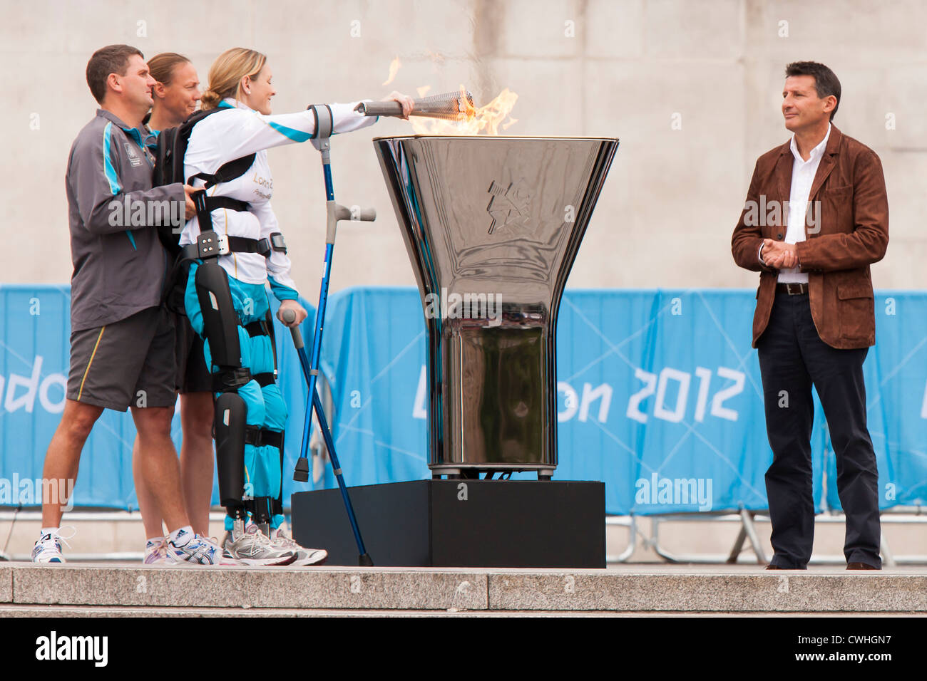 Claire Lomas paralympic flame cauldron London 2012 Stock Photo