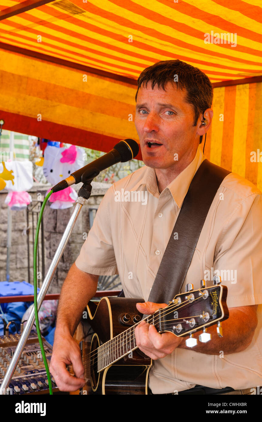 Irish country singer Kenny Paul singing at the Ould Lammas Fair in Ballycastle Stock Photo