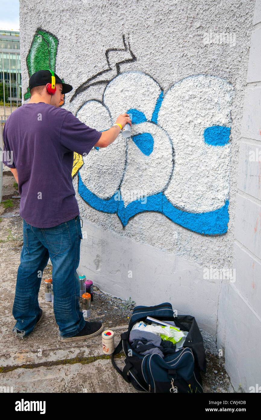 Graffiti Artist ging Wall Stock Photo Alamy