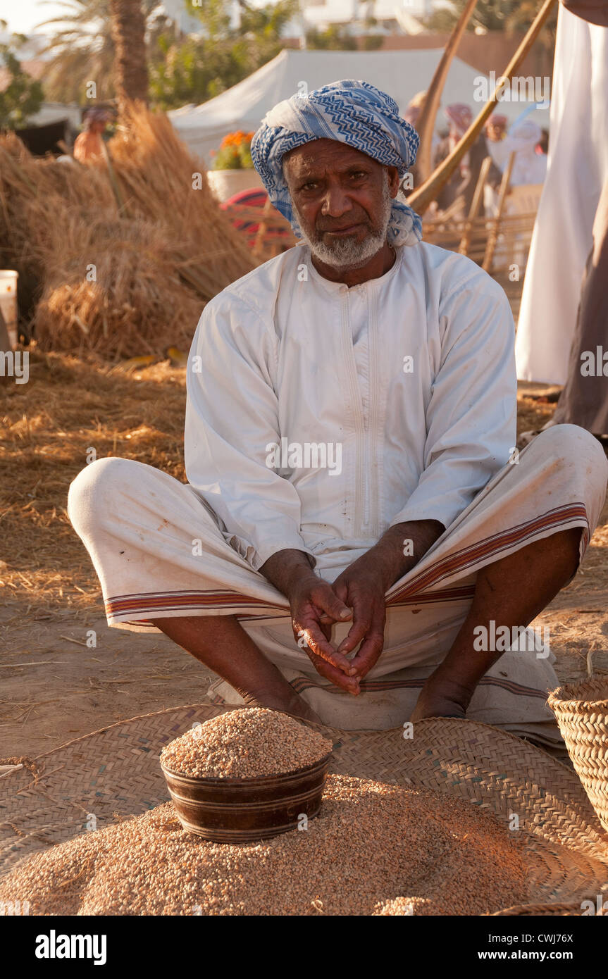 Elk207-1452v Oman, Muscat, Muscat Festival, traditional market, grain seller Stock Photo