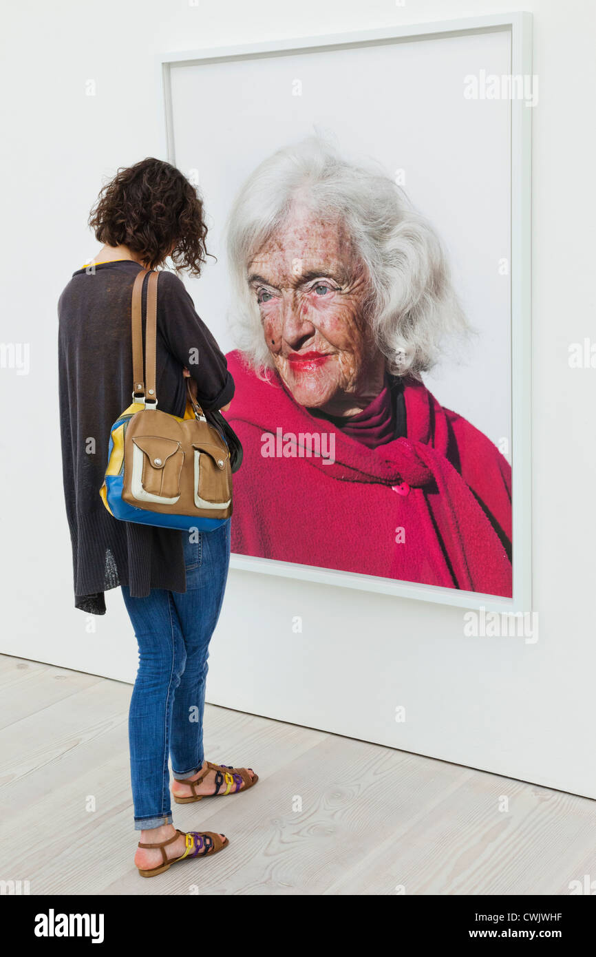 England, London, Chelsea, The Saatchi Gallery, Interior Exhibits Stock ...