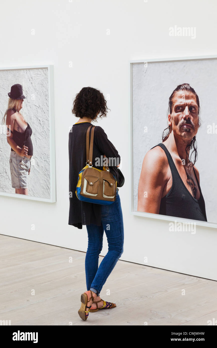 England, London, Chelsea, The Saatchi Gallery, Interior Exhibits Stock ...