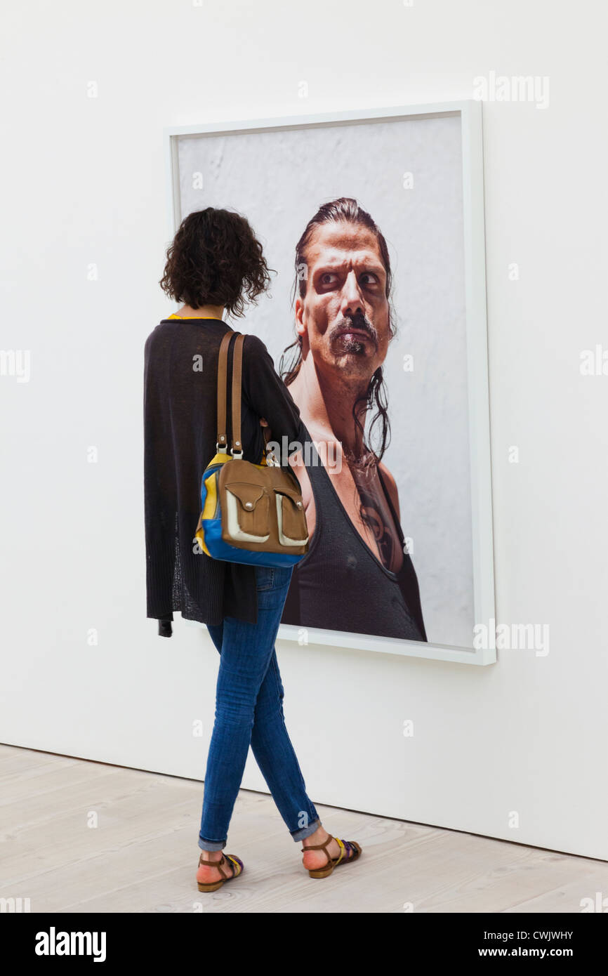 England, London, Chelsea, The Saatchi Gallery, Interior Exhibits Stock ...