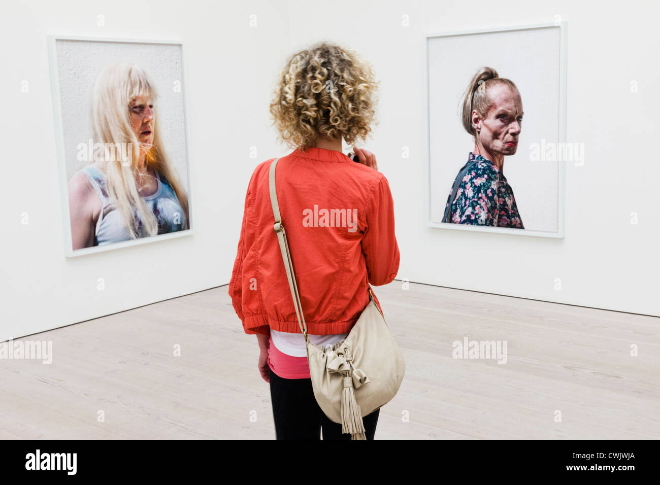 Saatchi gallery interior hi-res stock photography and images - Alamy
