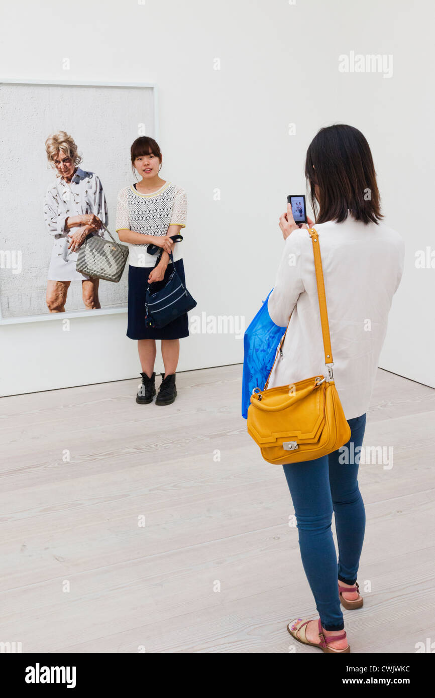 England, London, Chelsea, The Saatchi Gallery, Interior Exhibits Stock ...