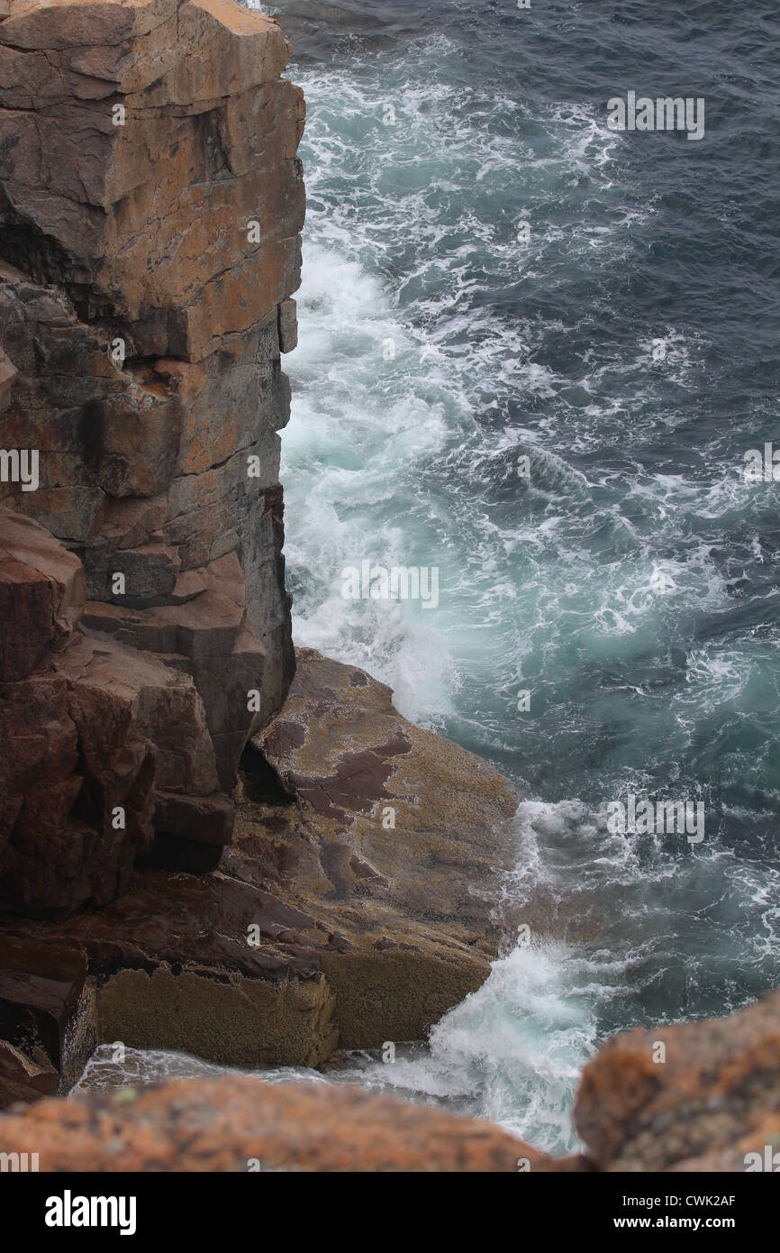Ocean waves on rock shore hi-res stock photography and images - Alamy