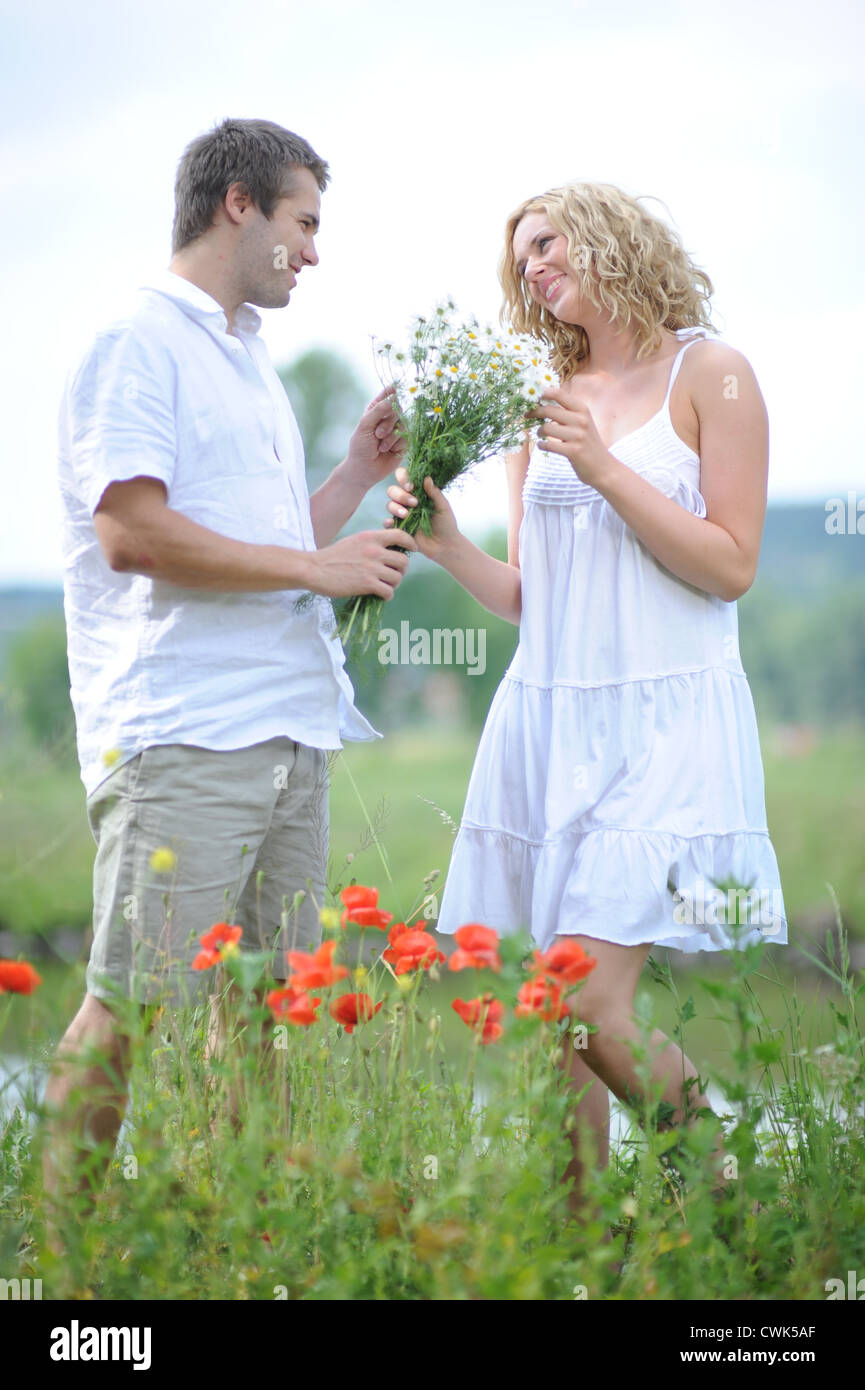 Red wife. Мужчина дарит цветы. Мужчина дарит цветы женщине. Парень дарит девушке цветы. Счастливая девушка с цветами.
