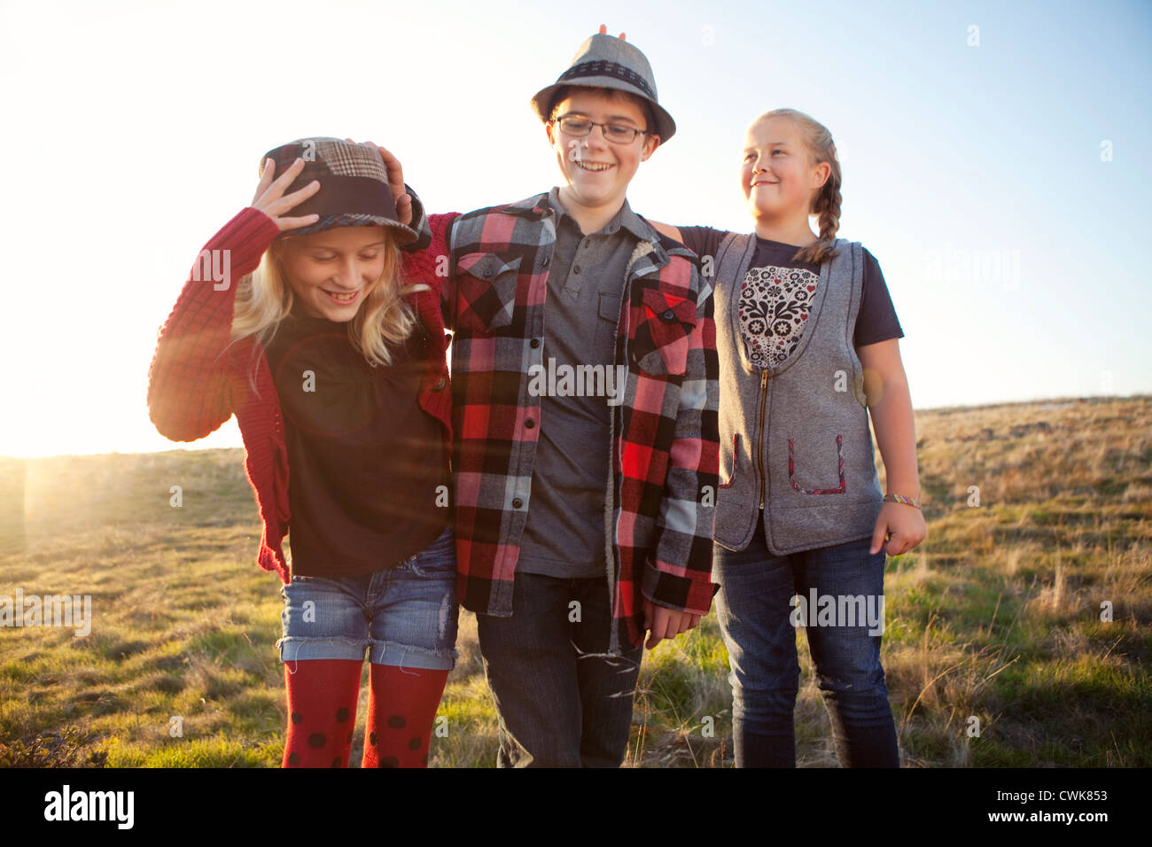 Three children standing in a row hi-res stock photography and images ...