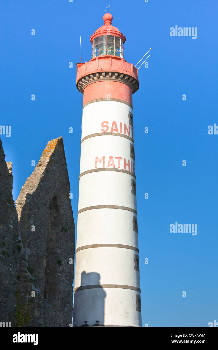 Brittany: Saint Mathieu lighthouse and old abbey ruins Stock Photo - Alamy