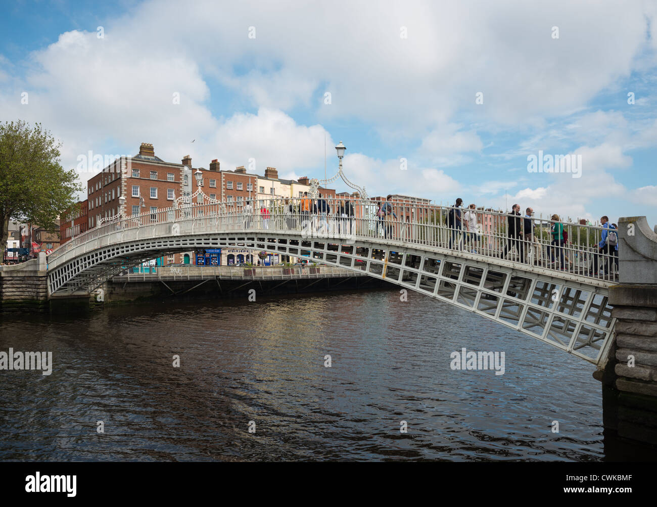 Buildings along river liffey hi-res stock photography and images - Alamy