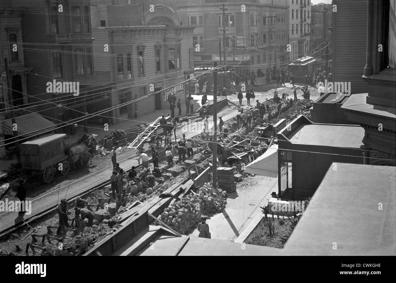 Many workmen repair Sutter Street in San Francisco 1906 after the great earthquake. Taken at junction with Filmore St. Stock Photo