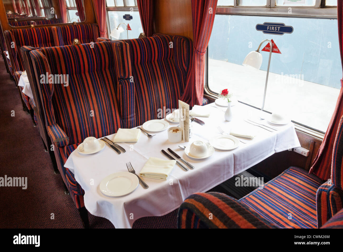 england-london-kings-cross-kings-cross-station-1960s-train-carriage-CWM26M.jpg