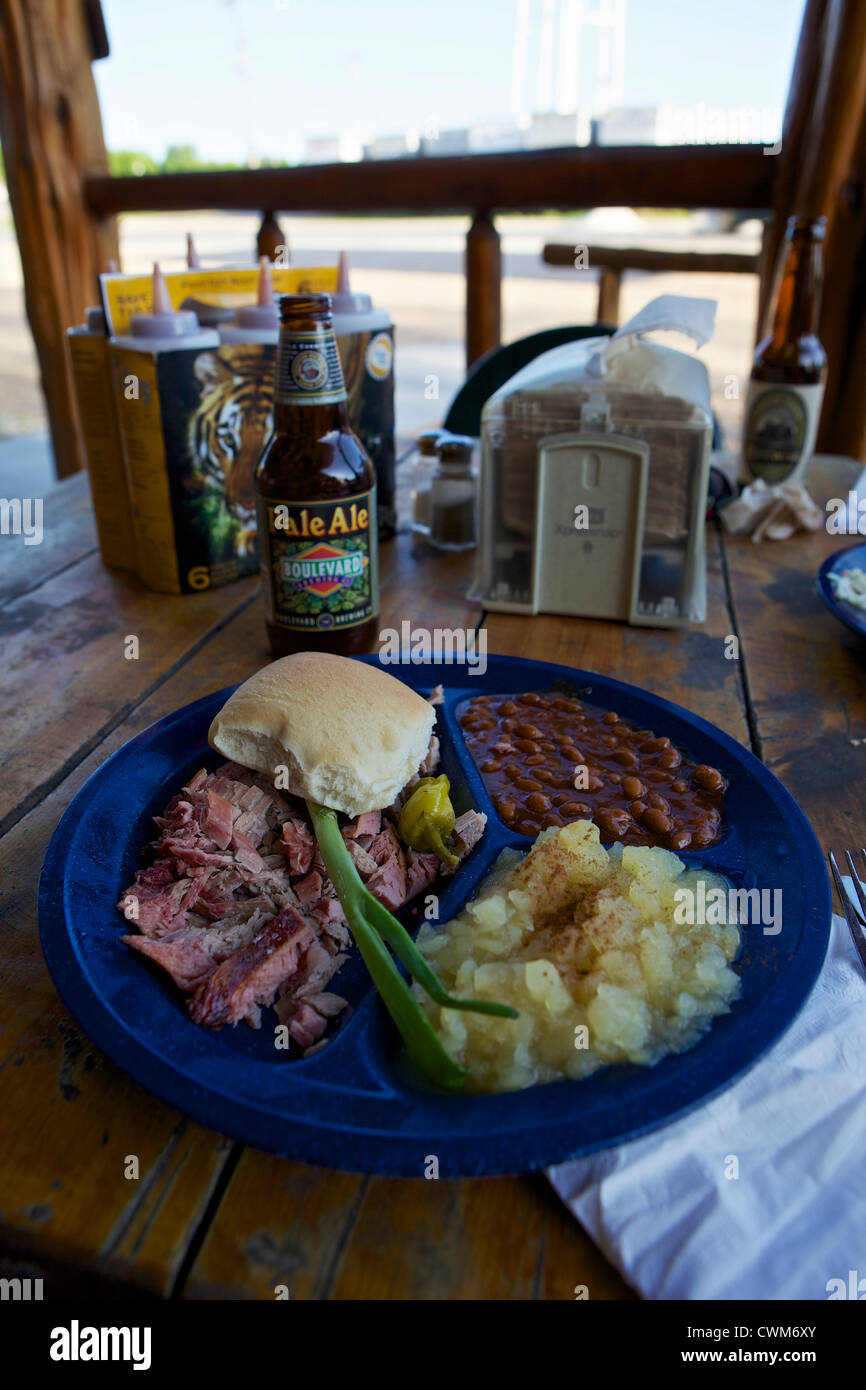 Pulled pork dinner at Hick Bar-B-Q along Route 66 in Cuba, Missouri Stock Photo