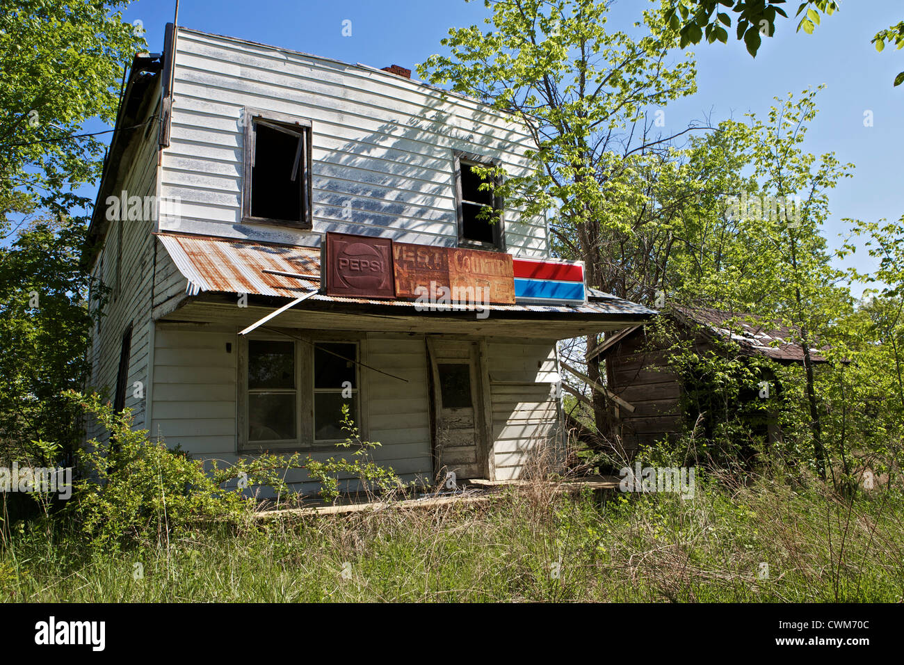 Abandoned service station store along Route 66 in Missouri Stock Photo