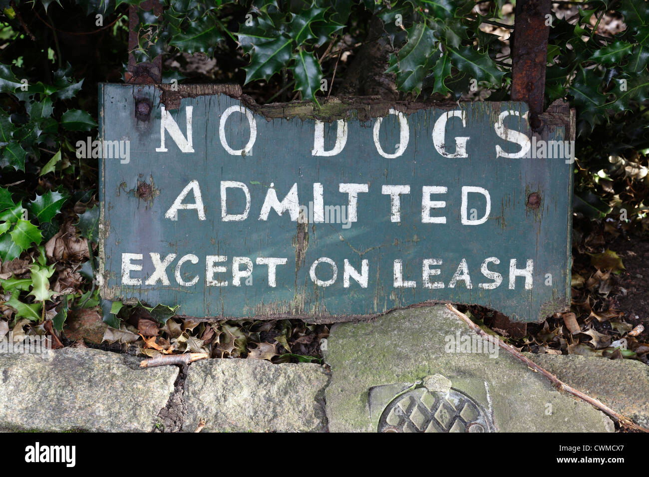 No Dogs Admitted Except On Leash sign in Princes Street Gardens in Edinburgh city centre, Scotland, UK Stock Photo