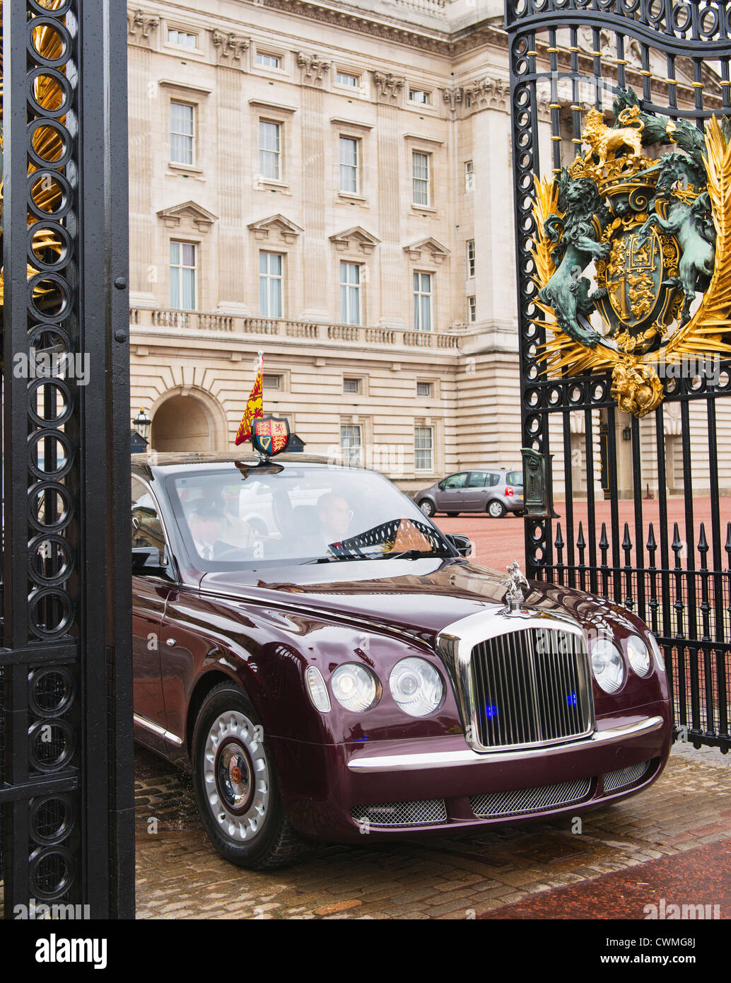UK, London, Queen's car at Buckingham Palace Stock Photo Alamy