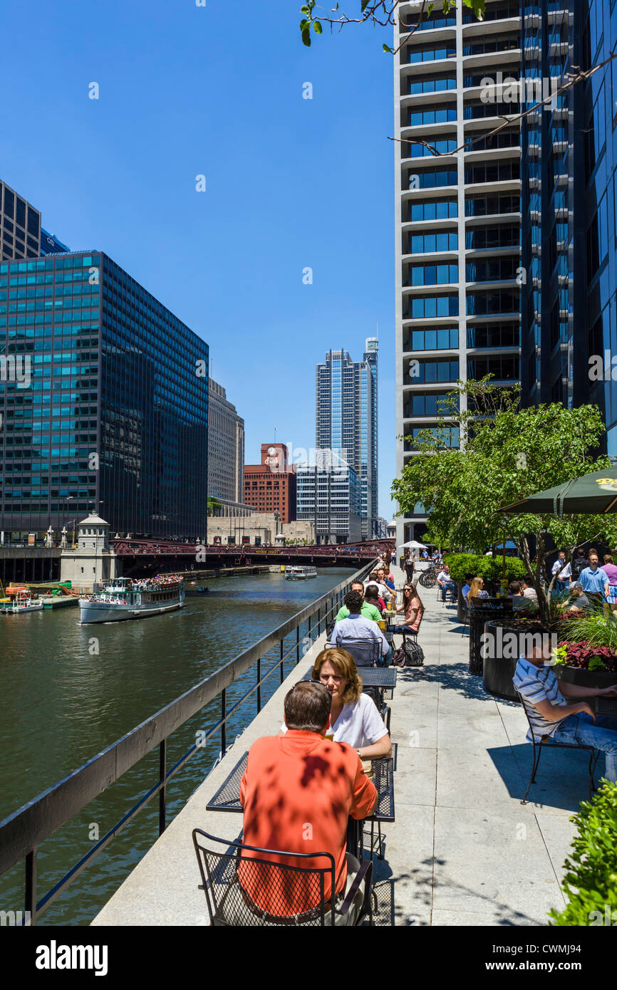 Restaurant terrace overlooking Chicago River with Monroe Street Bridge behind and tour boat on the river, Chicago, Illinois, USA Stock Photo