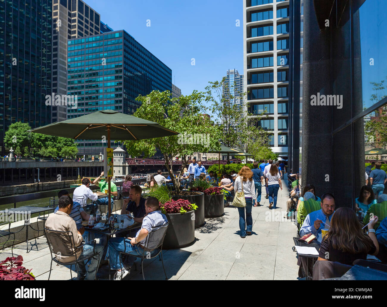 Office workers having lunch on restaurant terrace on Chicago River looking towards Monroe Street Bridge, Chicago, Illinois, USA Stock Photo