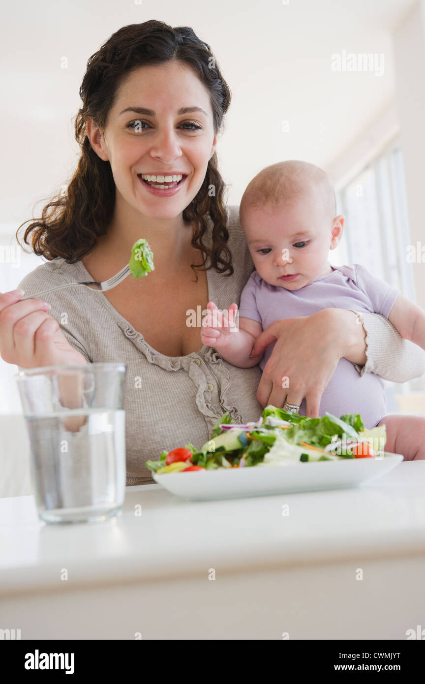 Слушать еда мама. Питание мамы. Мама кормит ребенка. Мама еда. Еда для мамочек на грудном вскармливании.