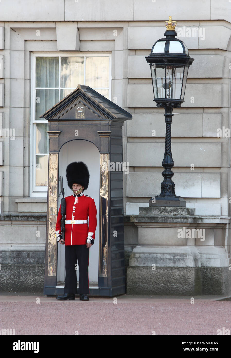 A sentry on duty outside Buckingham Palace Stock Photo - Alamy