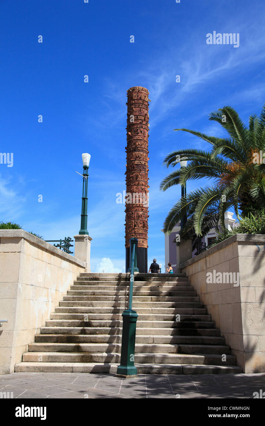 Plaza del quinto centenario old san juan totem pole hires stock
