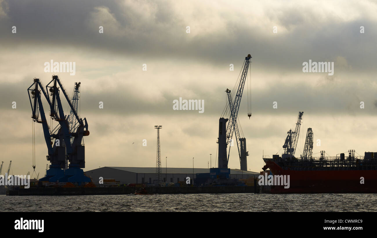 Quay cranes and ships in the Port of Hamburg Stock Photo - Alamy
