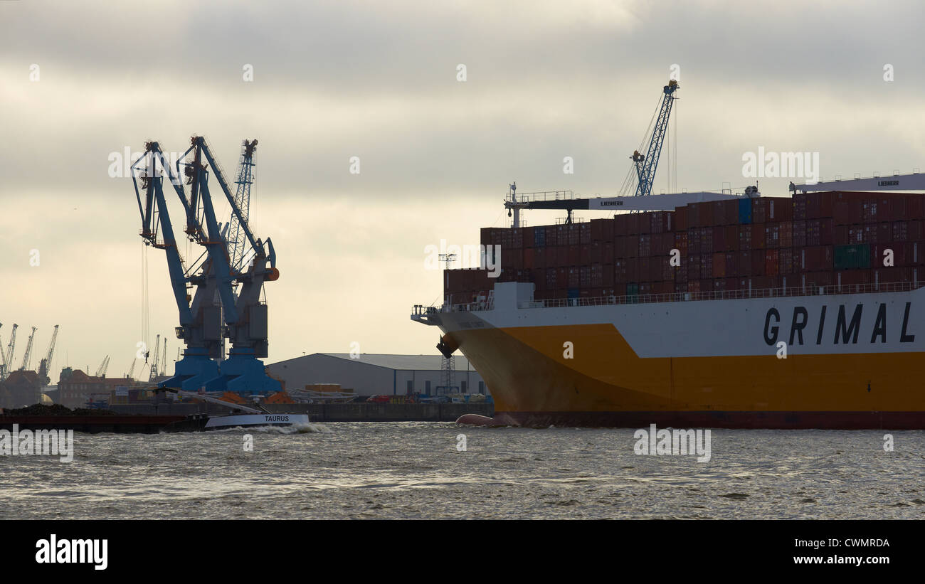 Quay cranes hi-res stock photography and images - Alamy