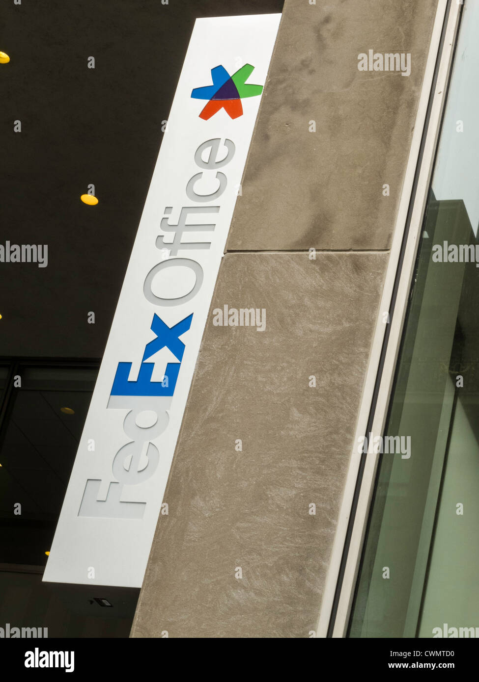 Fedex office storefront store hi-res stock photography and images