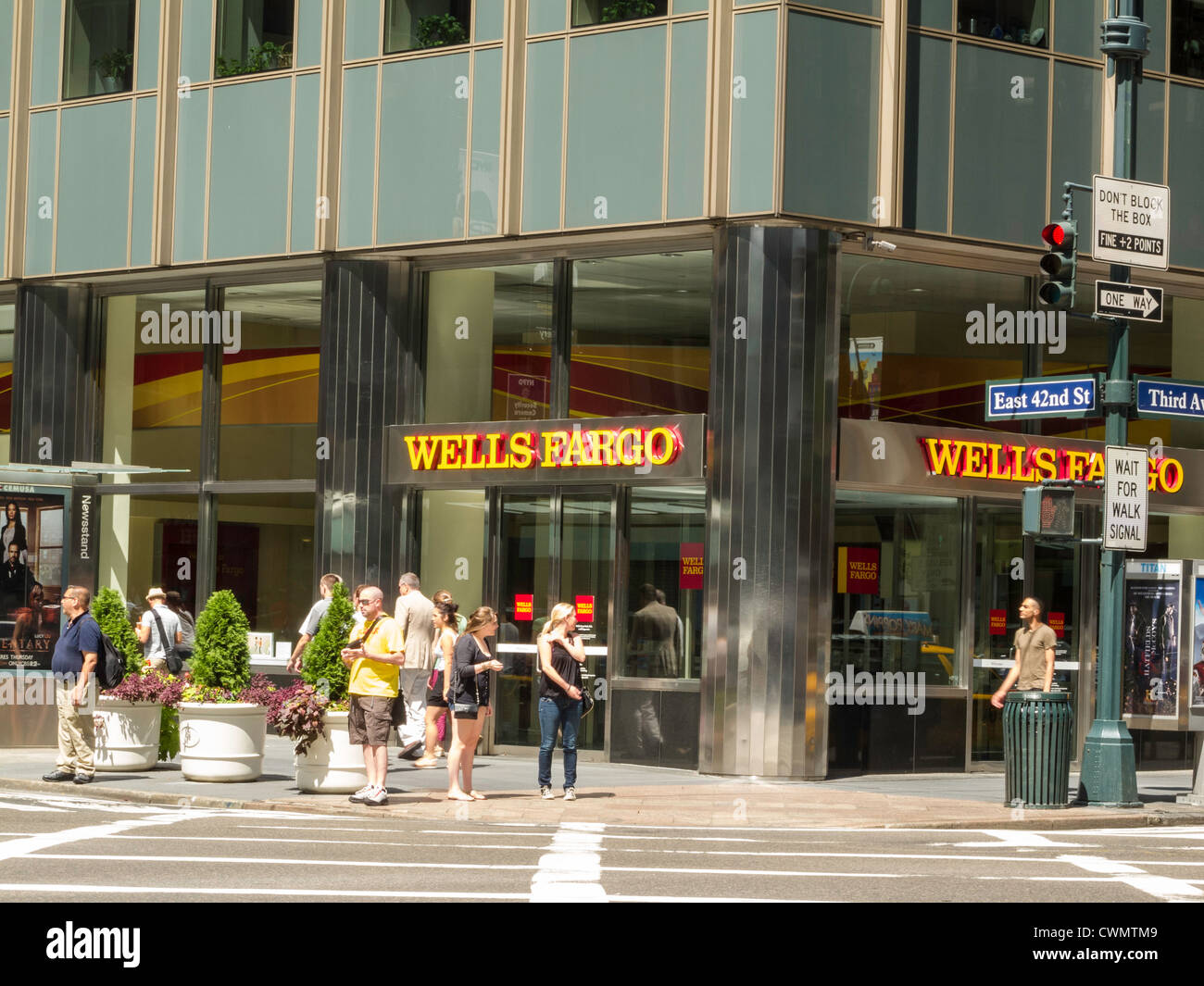 Wells fargo signage hires stock photography and images Alamy