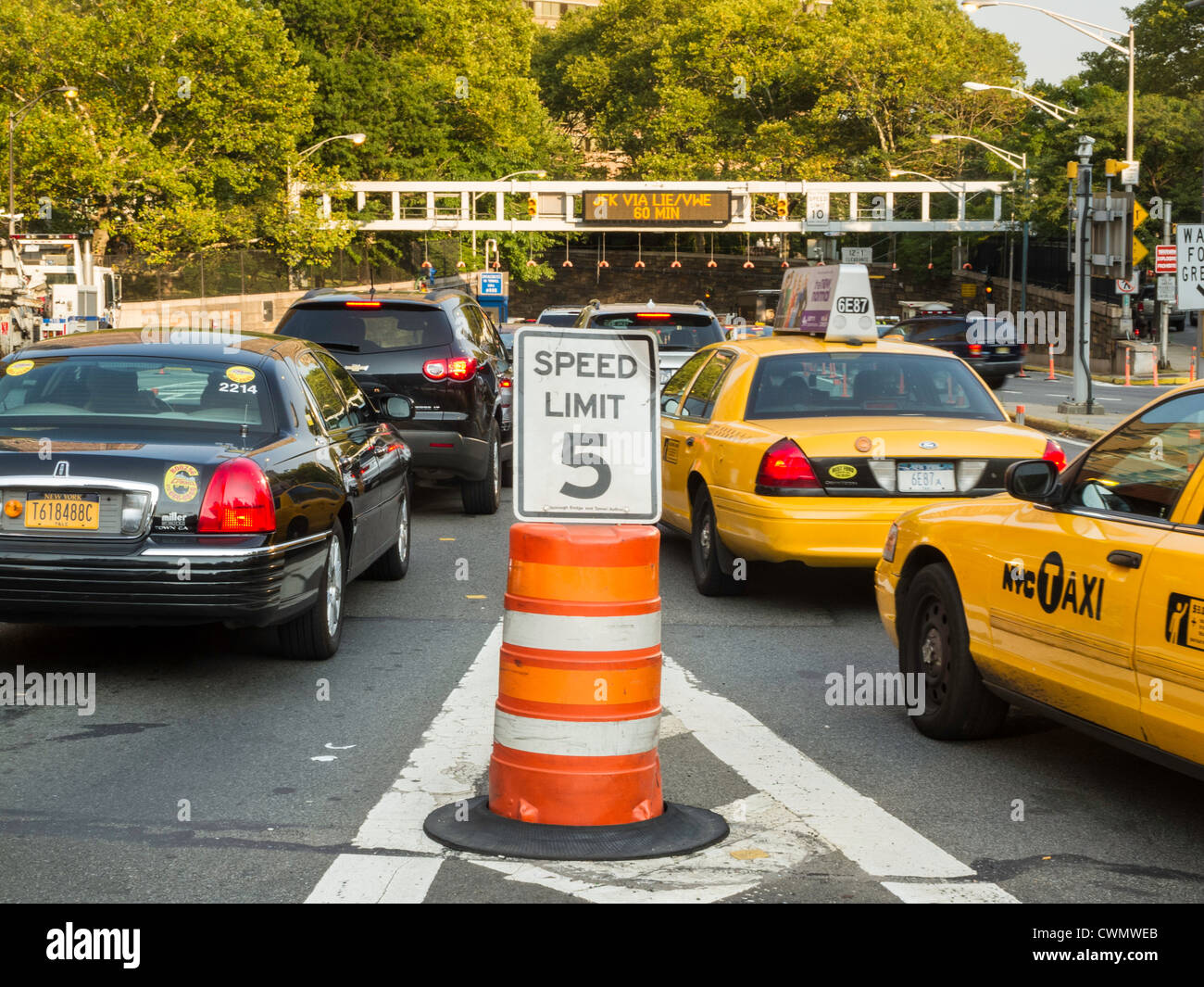 QueensMidtown Tunnel Entrance, Traffic and Speed Limit Sign, NYC Stock Photo Alamy