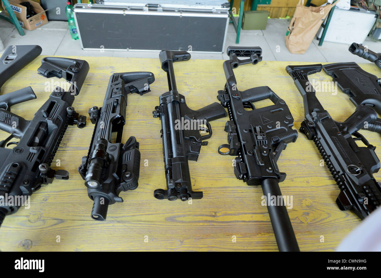 Automatic rifles hires stock photography and images Alamy