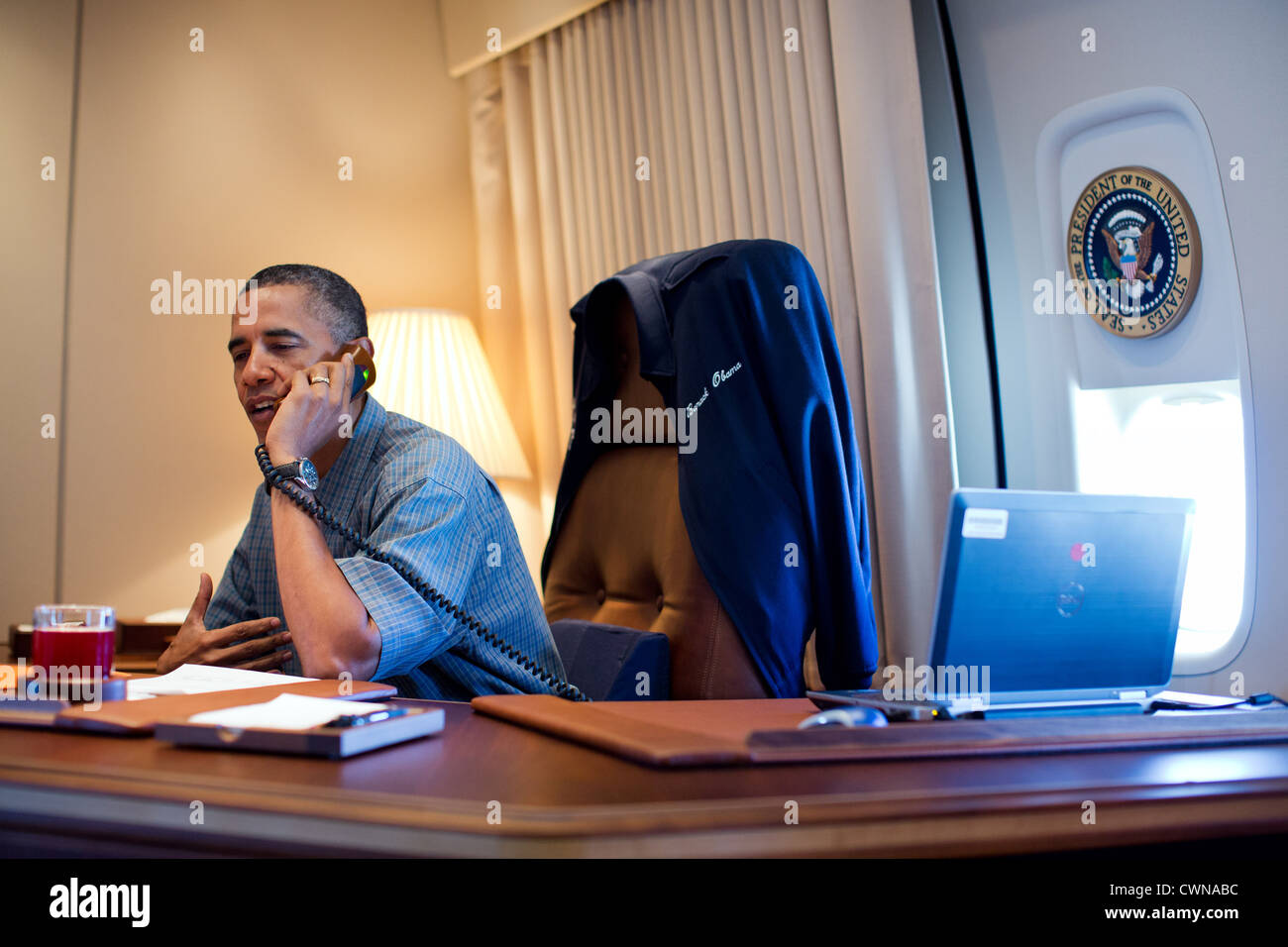 US President Barack Obama congratulates NASA's Curiosity Mars rover team from aboard Air Force One August 13, 2012. Stock Photo