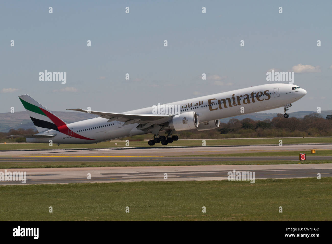 Emirates Boeing 777-31H/ER taking off from Manchester Airport Stock Photo