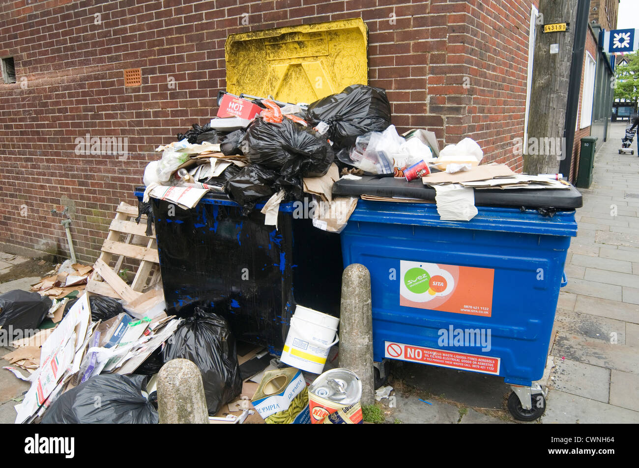 overflowing bin bins full dumpster dumpster in back alley alleyway