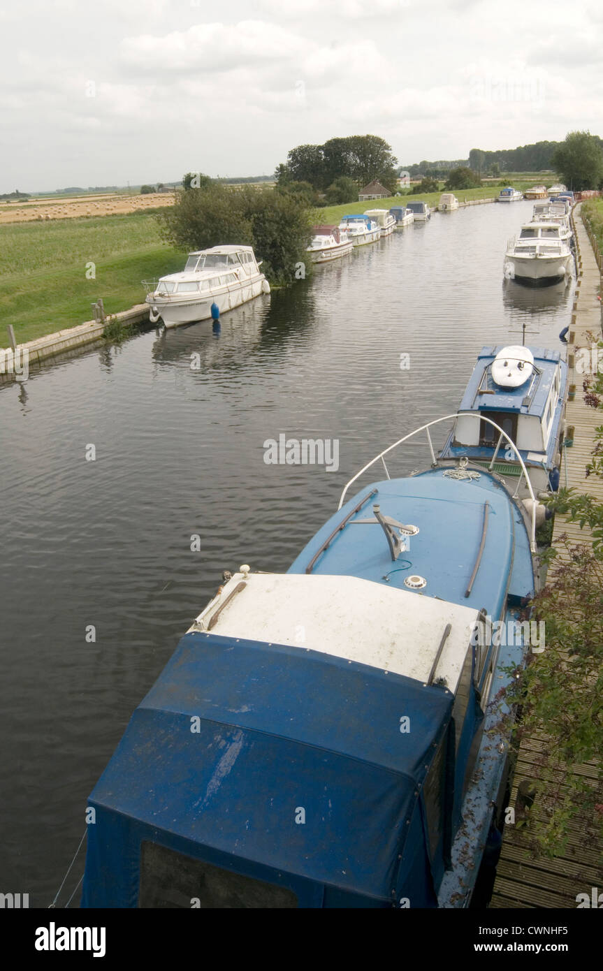 norfolk broads canal canals boat boats canalboat canalboats holiday holidays boating moaring moared up tied levy Stock Photo