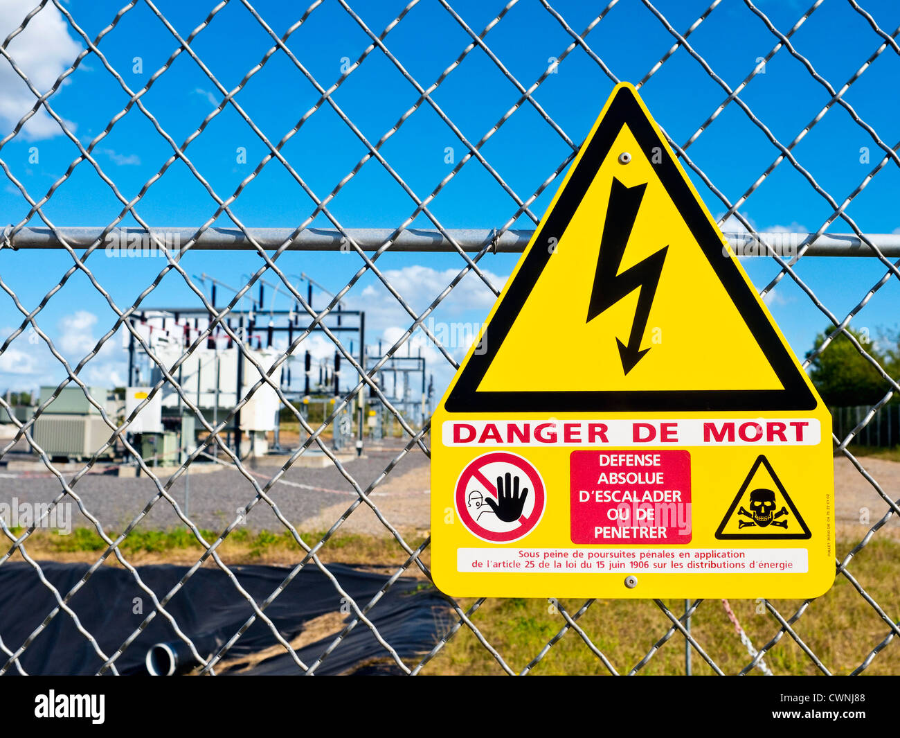 'Danger de Mort' / Deadly Danger warning sign at electricity sub-station - France. Stock Photo