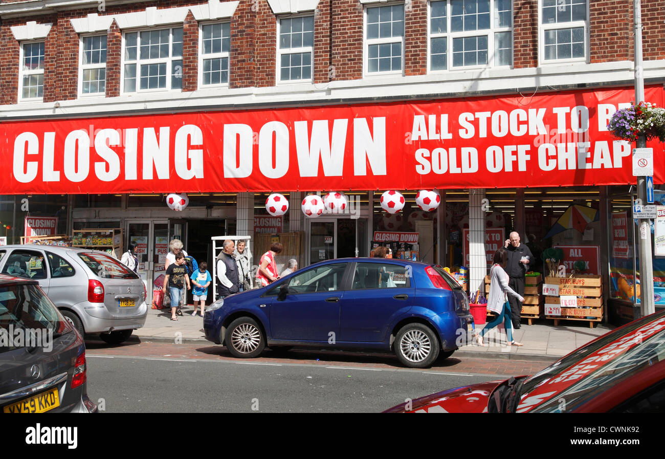 A shop closing down on a high street in the U.K. Stock Photo