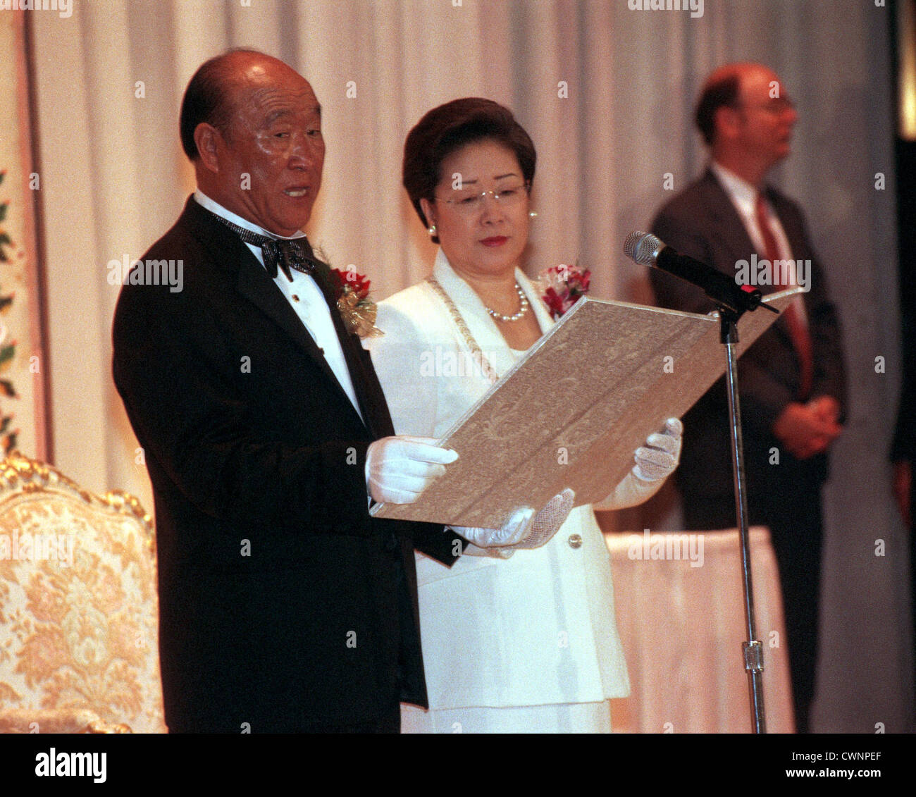 The Rev. and Mrs. Sun Myung Moon officiate their International Marriage Blessing Ceremony on May 27, 2001 Stock Photo