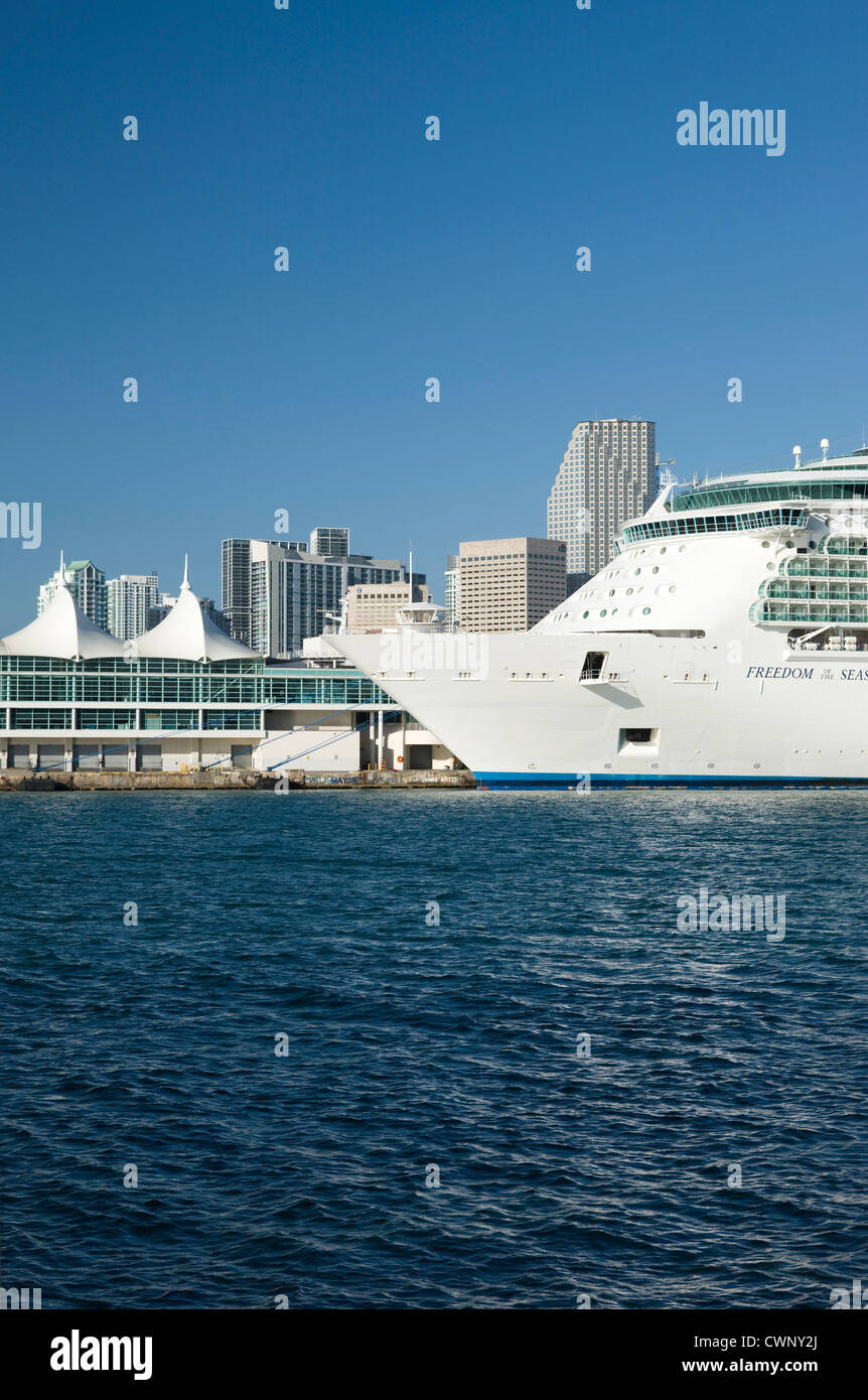 CRUISE SHIP LINER DOCKED AT PORT OF MIAMI FLORIDA USA Stock Photo - Alamy