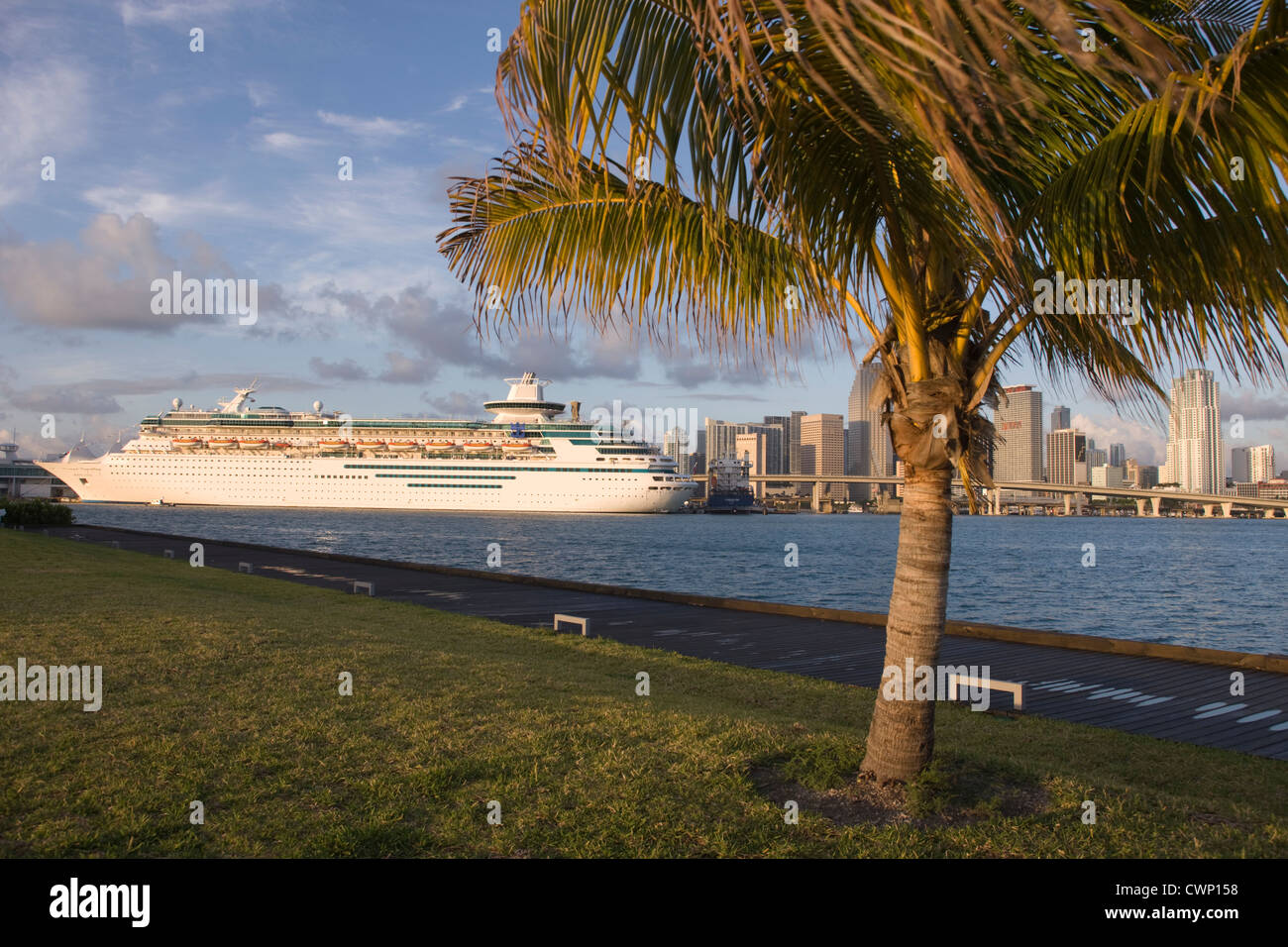 Cruise ship docked hi-res stock photography and images - Alamy