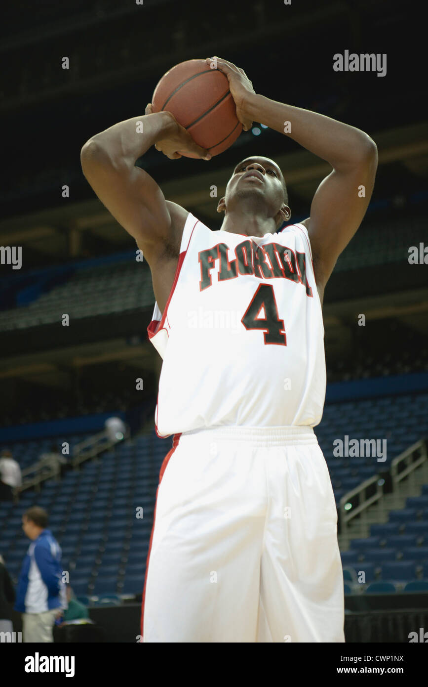 Basketball player shooting basketball Stock Photo - Alamy