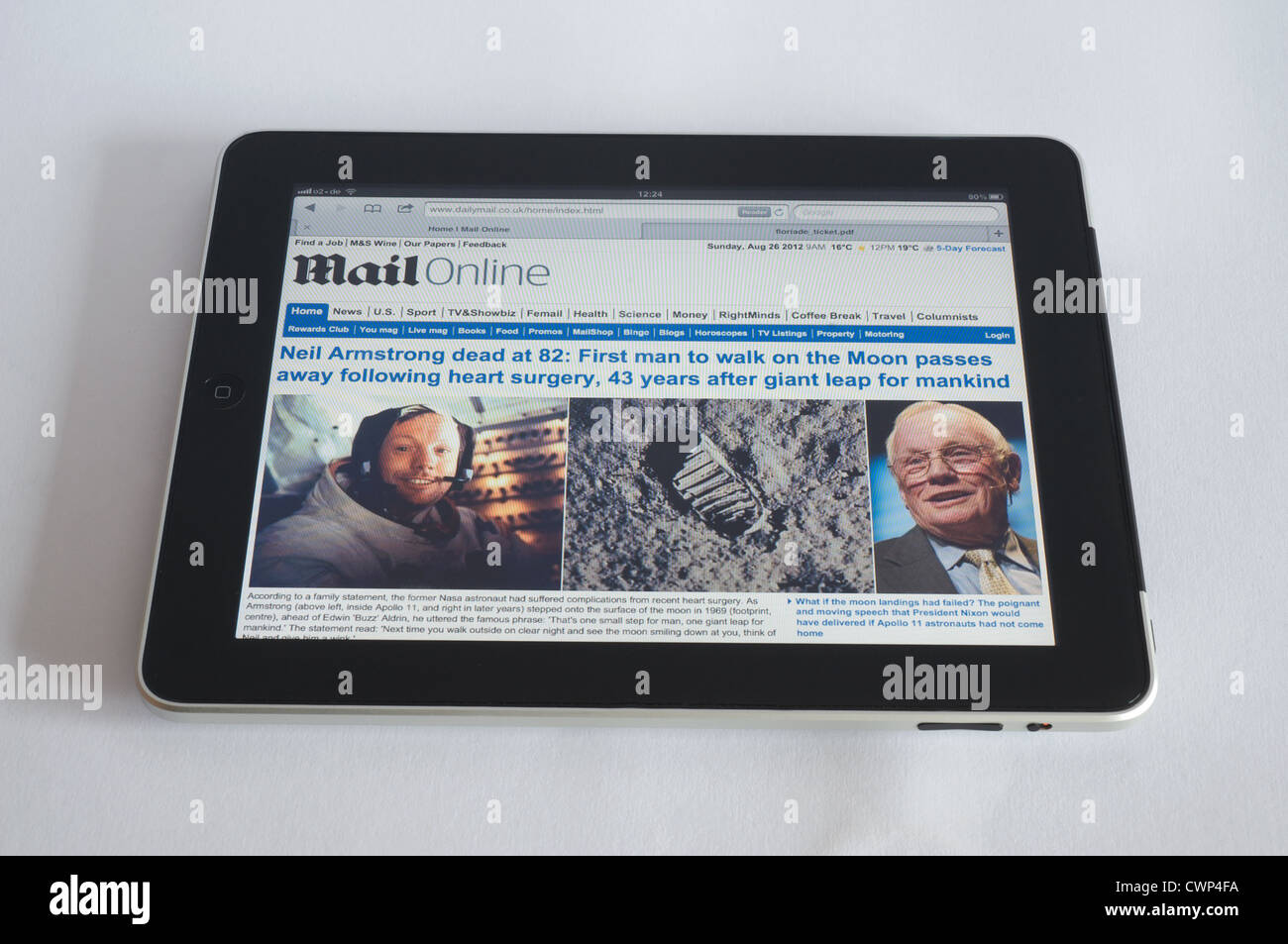 Mail online edition reporting the death of Neil Armstrong Stock Photo