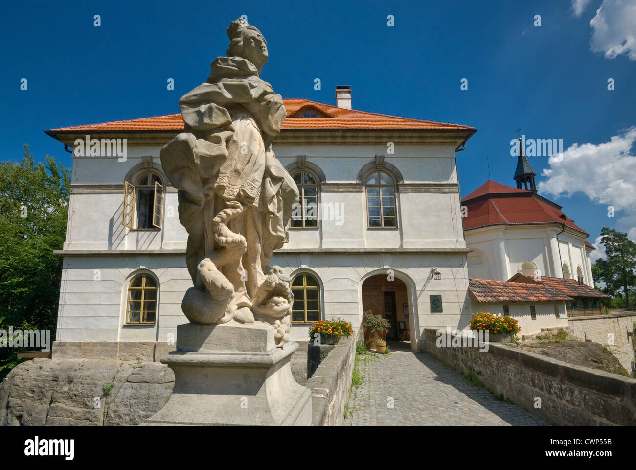 Statues on bridge in front of Valdštejn castle in Český ráj area in Liberecky kraj (Liberec Region), Czech Republic Stock Photo